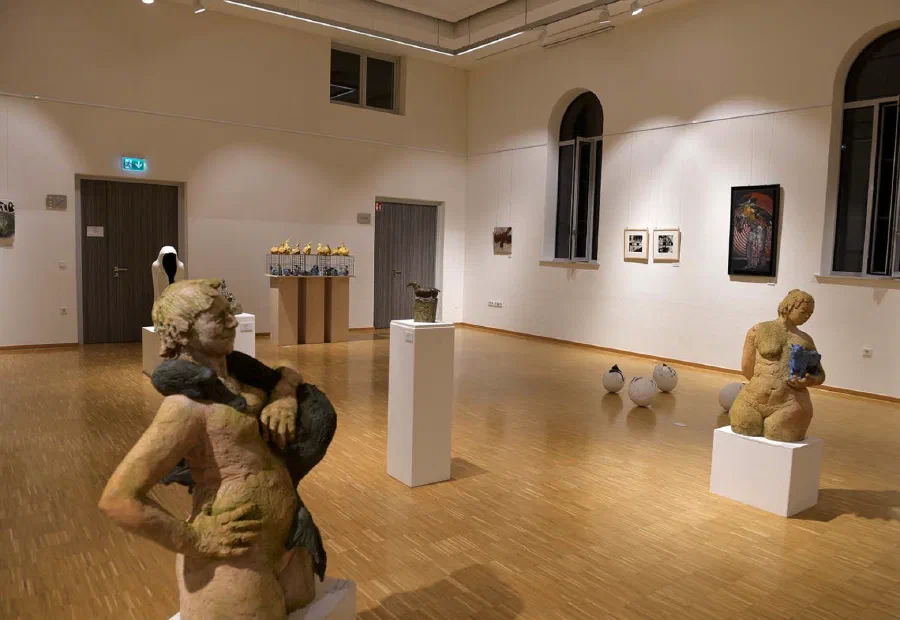 Ausstellungsansicht Impressionen 2021 Gestalten des Mythos, Alte Turnhalle Lohr am Main (3/5)